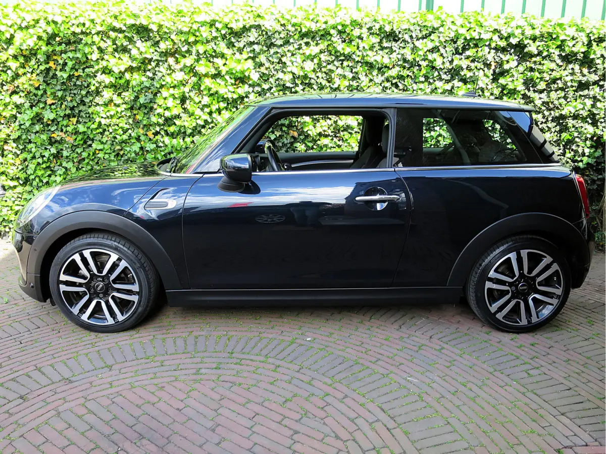 1.5 One Pepper F56 LCI met LED, Park ass., DAB, Navi en 17"