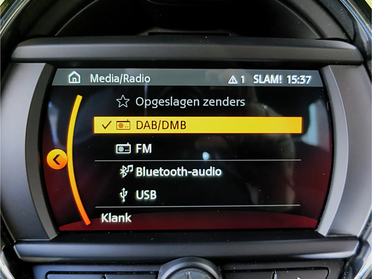 1.5 One Pepper F56 LCI met LED, Park ass., DAB, Navi en 17"