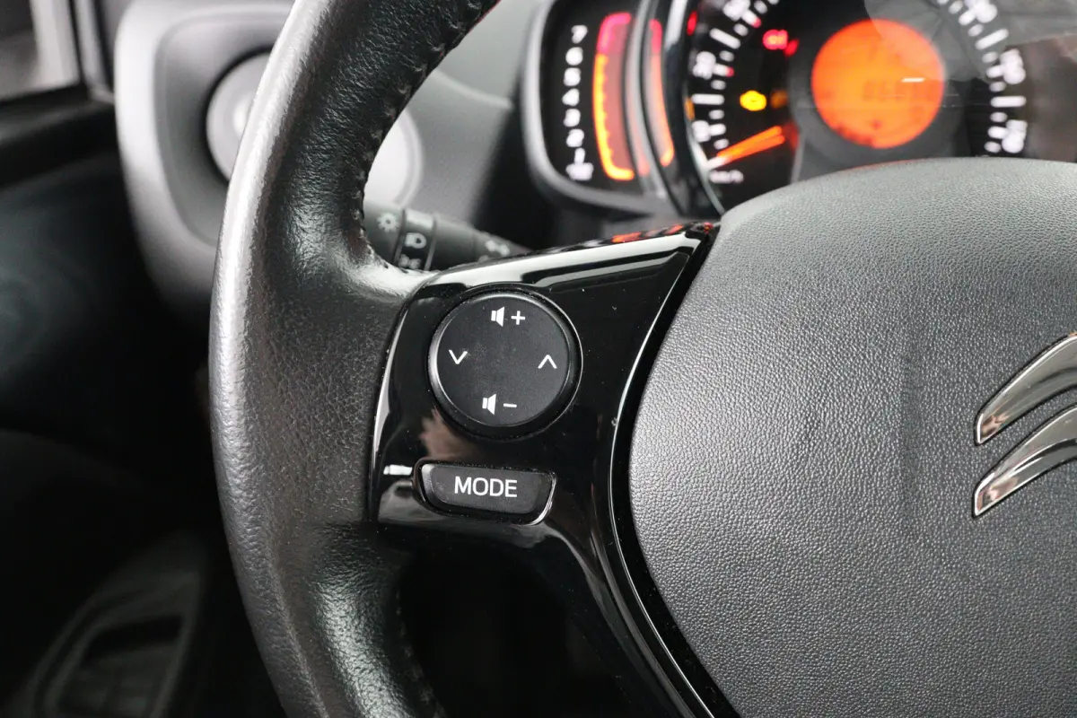 1.0 VTi Shine | Achteruitrij Camera | Apple Carplay & Android Auto | Climate Controle | Bluetooth | Lichtmetalen Velgen |