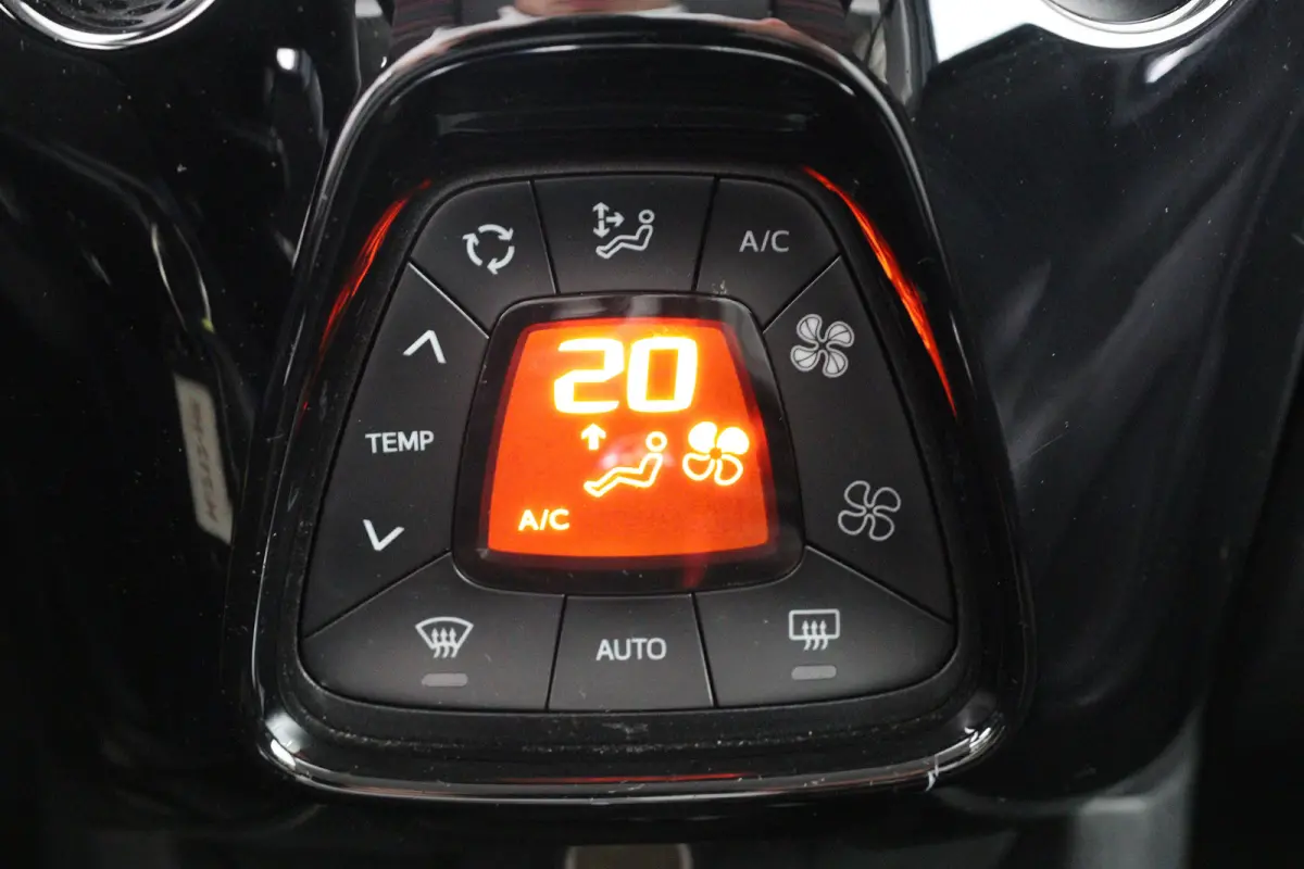 1.0 VTi Shine | Achteruitrij Camera | Apple Carplay & Android Auto | Climate Controle | Bluetooth | Lichtmetalen Velgen |