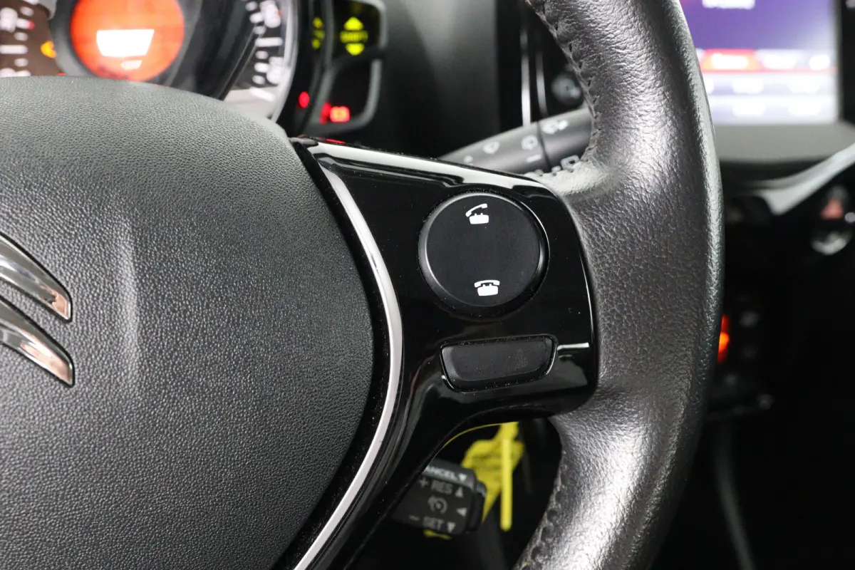 1.0 VTi Shine | Achteruitrij Camera | Apple Carplay & Android Auto | Climate Controle | Bluetooth | Lichtmetalen Velgen |
