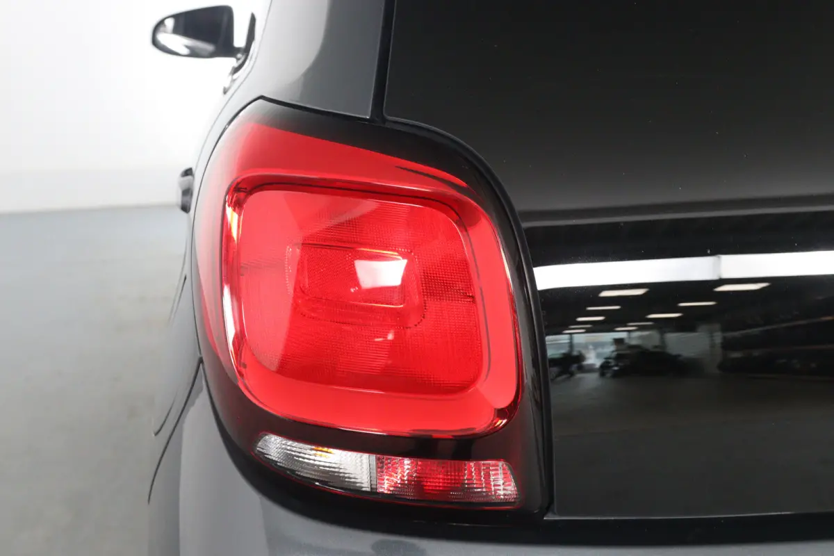 1.0 VTi Shine | Achteruitrij Camera | Apple Carplay & Android Auto | Climate Controle | Bluetooth | Lichtmetalen Velgen |