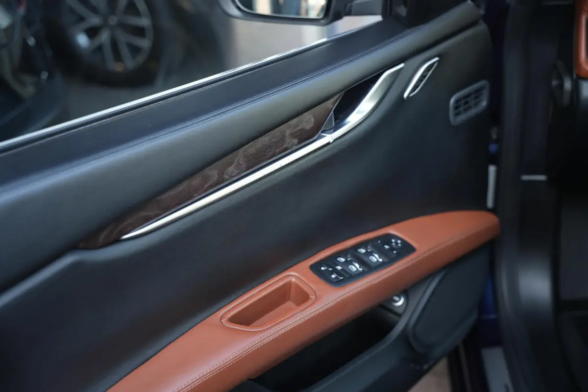 3.0 V6 D Luxe Leder Stoelvent. Navi Memory Metallic Camera 20”LM