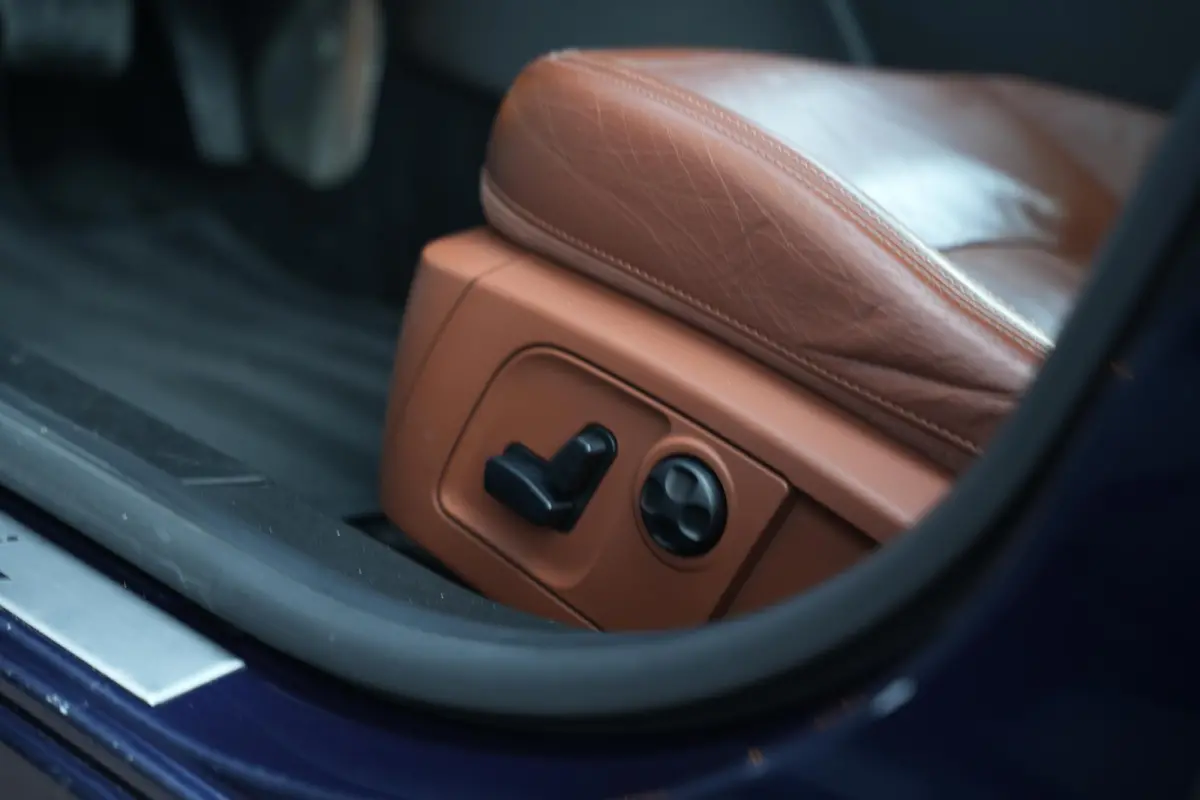 3.0 V6 D Luxe Leder Stoelvent. Navi Memory Metallic Camera 20”LM