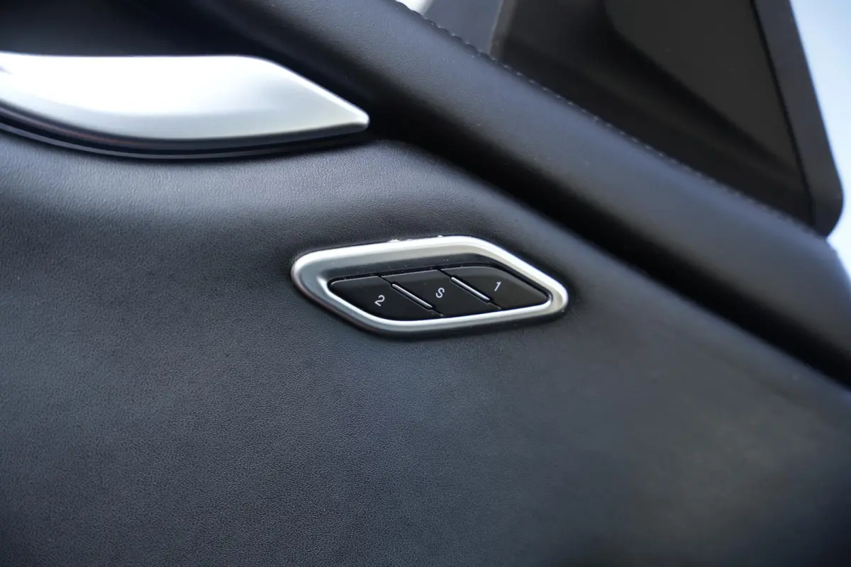 3.0 V6 D Luxe Leder Stoelvent. Navi Memory Metallic Camera 20”LM