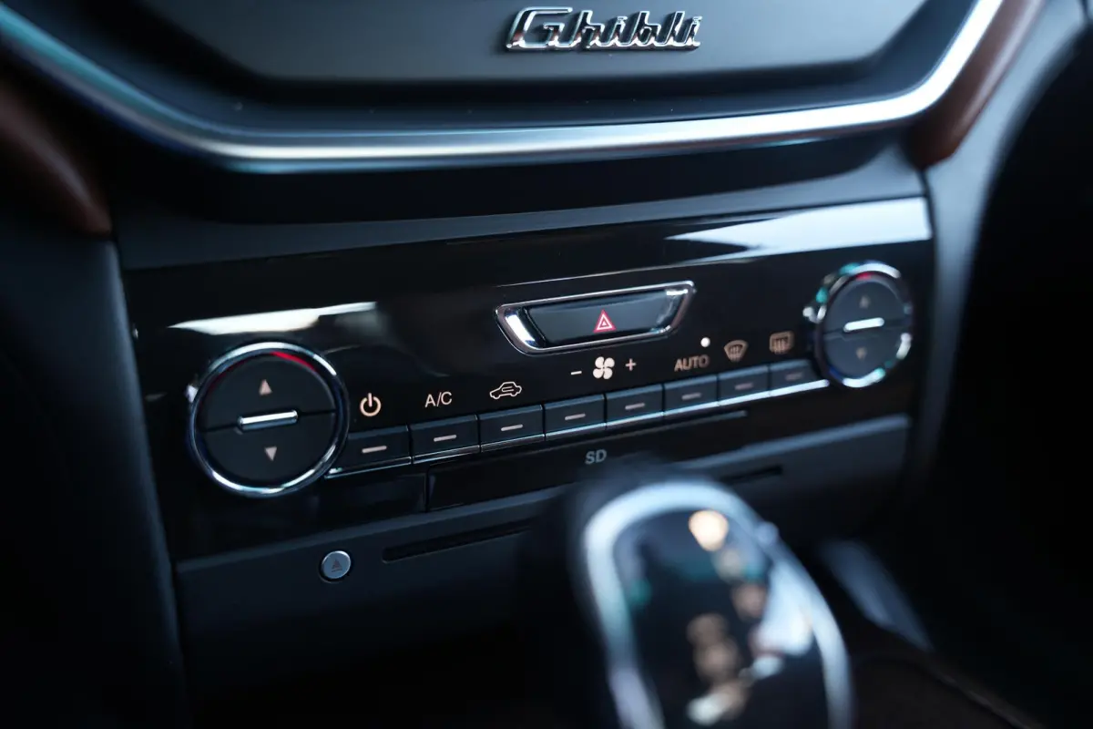 3.0 V6 D Luxe Leder Stoelvent. Navi Memory Metallic Camera 20”LM