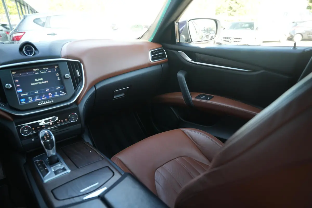 3.0 V6 D Luxe Leder Stoelvent. Navi Memory Metallic Camera 20”LM