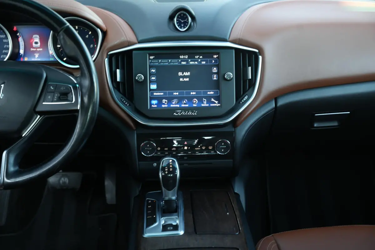 3.0 V6 D Luxe Leder Stoelvent. Navi Memory Metallic Camera 20”LM