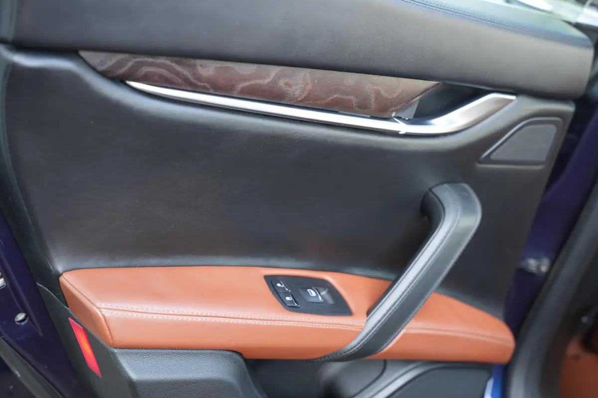 3.0 V6 D Luxe Leder Stoelvent. Navi Memory Metallic Camera 20”LM