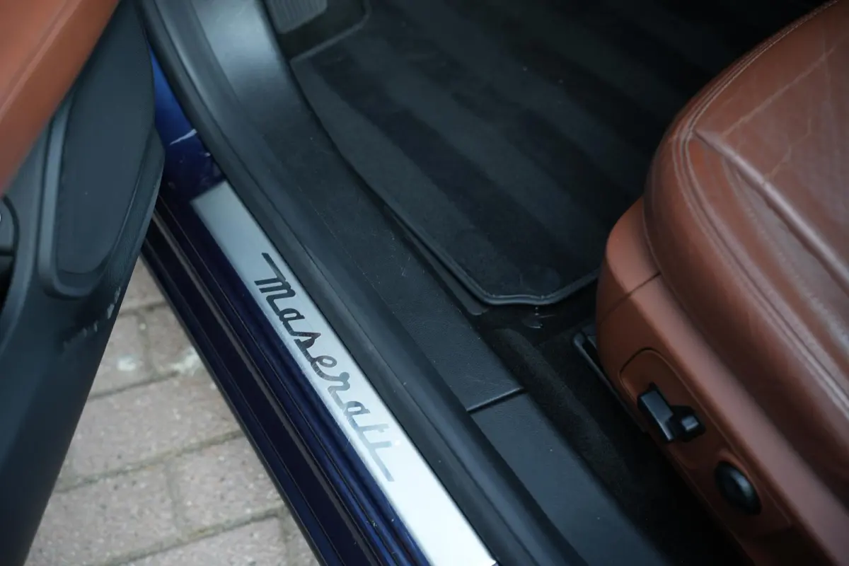 3.0 V6 D Luxe Leder Stoelvent. Navi Memory Metallic Camera 20”LM