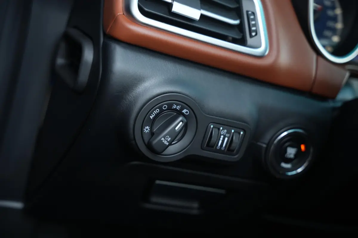 3.0 V6 D Luxe Leder Stoelvent. Navi Memory Metallic Camera 20”LM