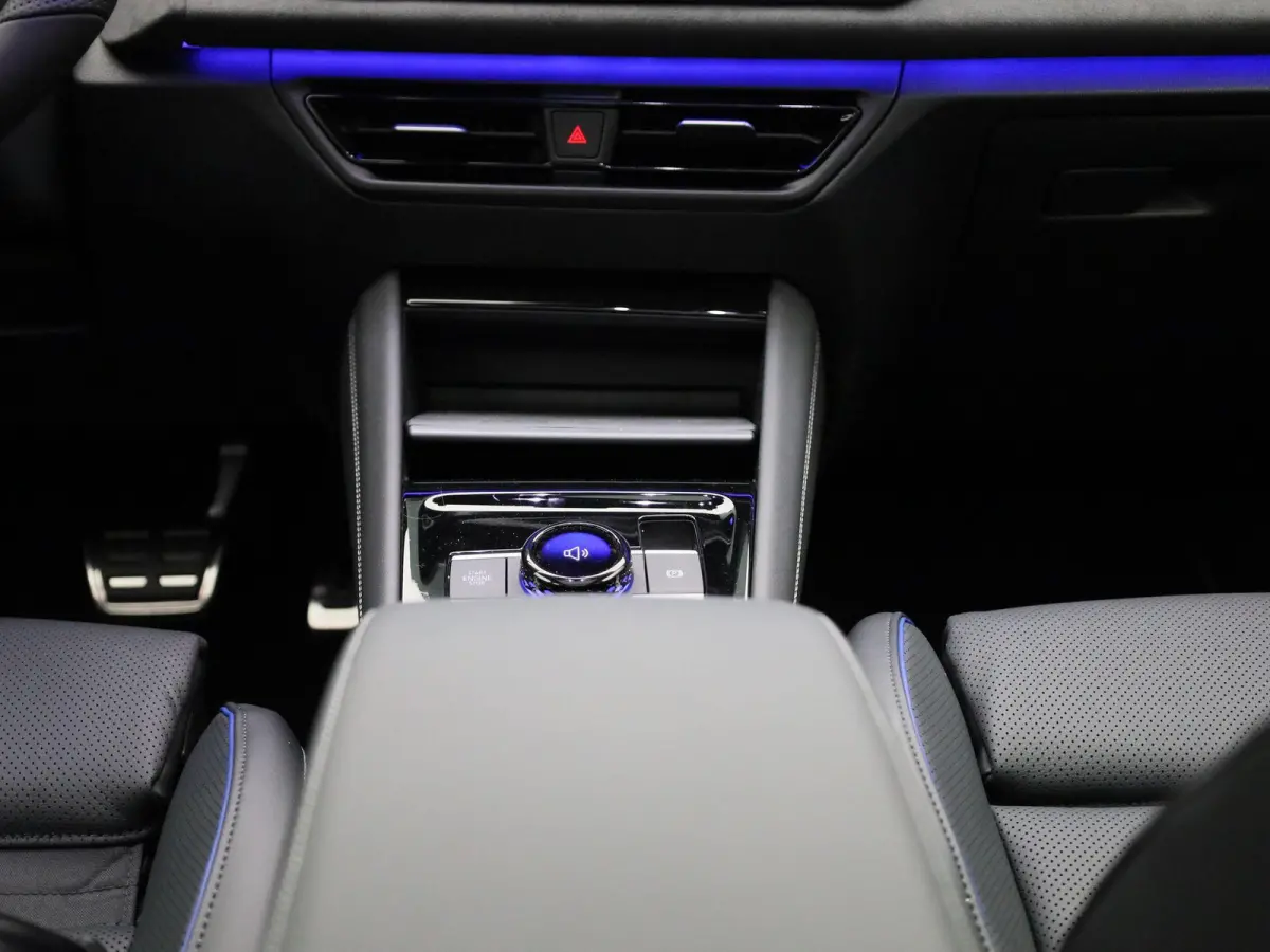 1.5 eHybrid R-Line Edition 272 PK| Origineel Nederlands | 1e Eigenaar | Panoramadak | Trekhaak | Leder Interieur | Stoelventilatie | Stoelverwarming | Stuurwielverwarming | Navigatie