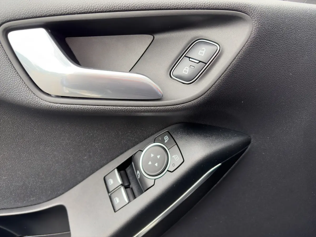 1.0 100pk EcoBoost Titanium | Camera | Adaptive cruise controle | B&O Audio | Voorruitverwarming | Carplay | Parkeersensoren voor en achter | Navigatie | Climate controle