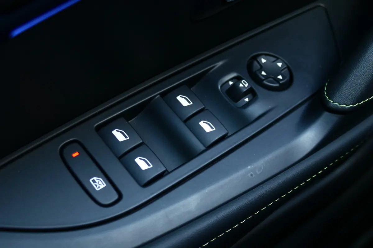 HYBRID 136PK GT AUTOMAAT / NAVI / CLIMA / PDC / 17" LMV / CAMERA V+A / PANO.DAK / FULL-LED / KEYLESS / BLUETOOTH / ADAPT. CRUISECONTROL / 1E EIGENAAR / SCHITTERENDE STAAT !!