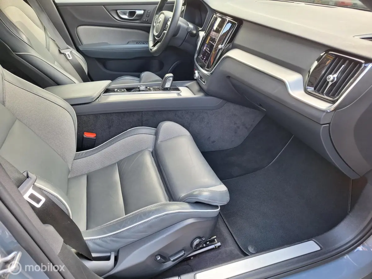 2.0 B3 R-Design NL-Auto ! 1e Eigenaar ! BTW-Auto ! Full-Option ! Thunder Grey Met.