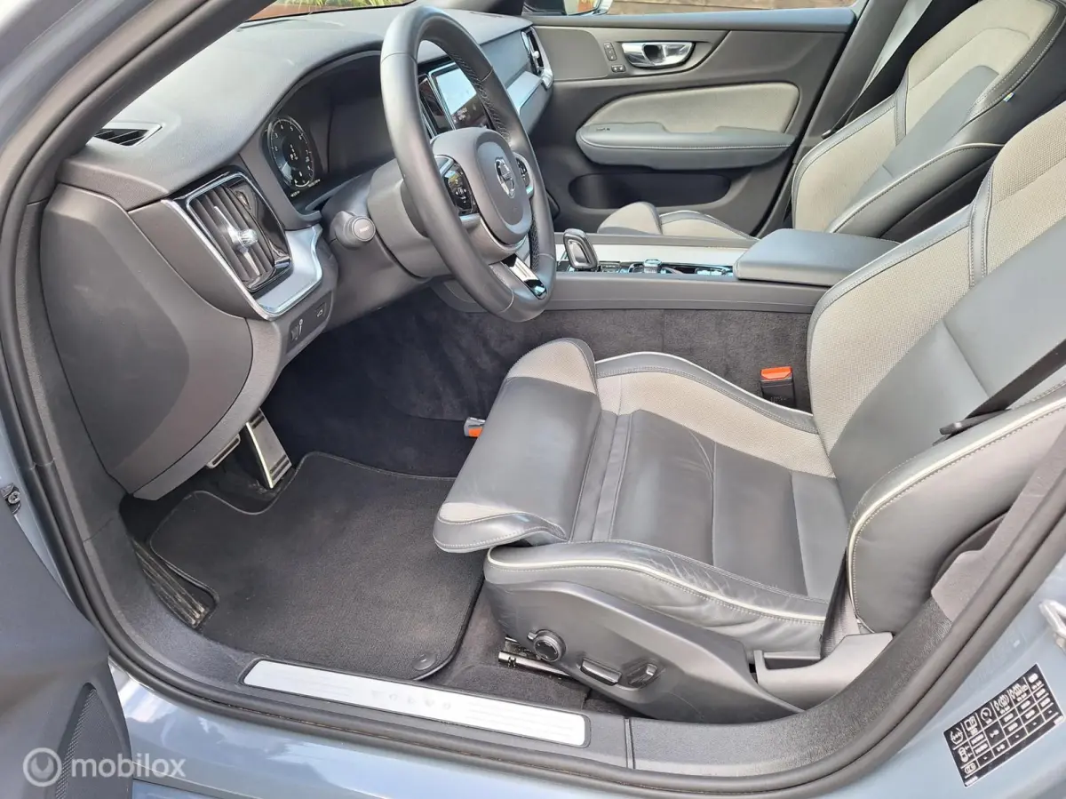 2.0 B3 R-Design NL-Auto ! 1e Eigenaar ! BTW-Auto ! Full-Option ! Thunder Grey Met.