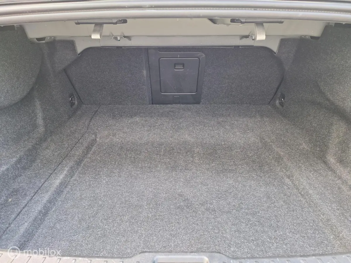 2.0 B3 R-Design NL-Auto ! 1e Eigenaar ! BTW-Auto ! Full-Option ! Thunder Grey Met.