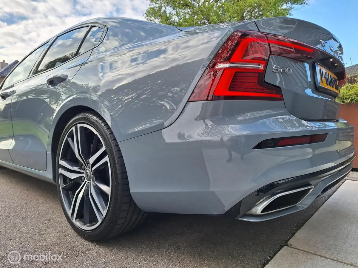 2.0 B3 R-Design NL-Auto ! 1e Eigenaar ! BTW-Auto ! Full-Option ! Thunder Grey Met.