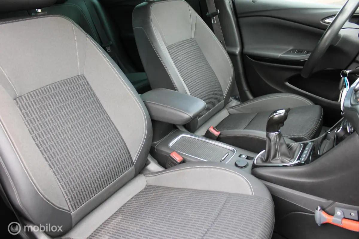 1.2 Design & Tech, Camera, Voor + achter Pdc, App connect, Clima, Dode hoek Detectie, Navi, Cruise, Comfort stoelen, 16 inch Lmv.