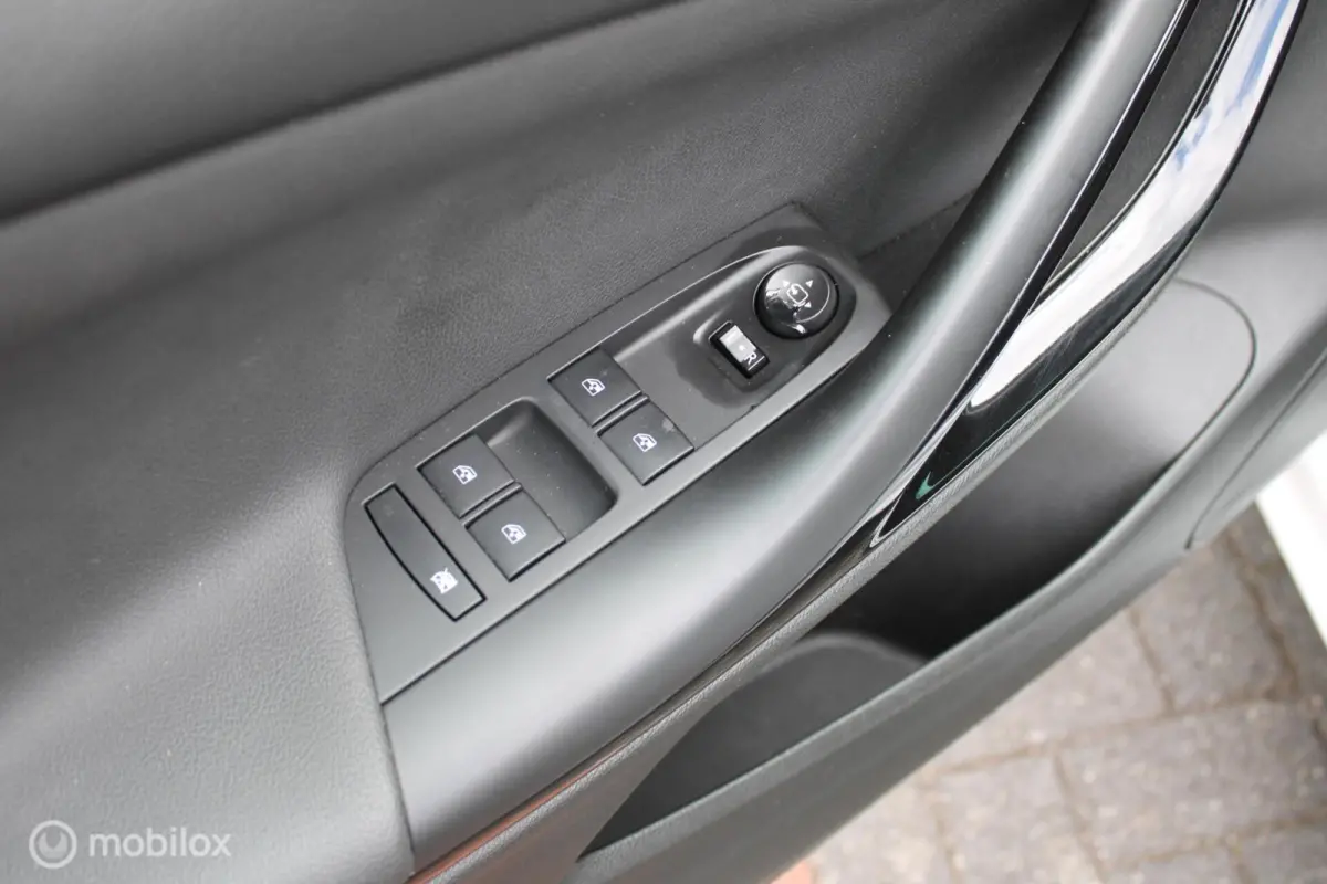1.2 Design & Tech, Camera, Voor + achter Pdc, App connect, Clima, Dode hoek Detectie, Navi, Cruise, Comfort stoelen, 16 inch Lmv.
