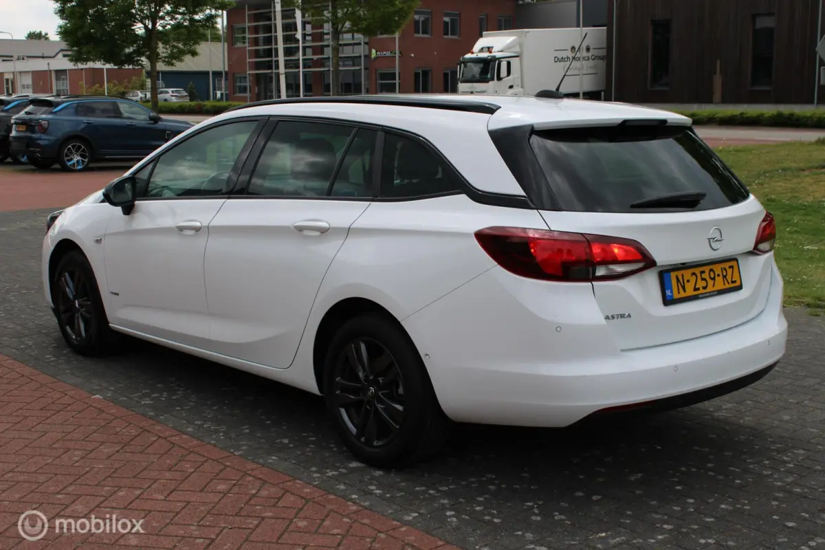 1.2 Design & Tech, Camera, Voor + achter Pdc, App connect, Clima, Dode hoek Detectie, Navi, Cruise, Comfort stoelen, 16 inch Lmv.