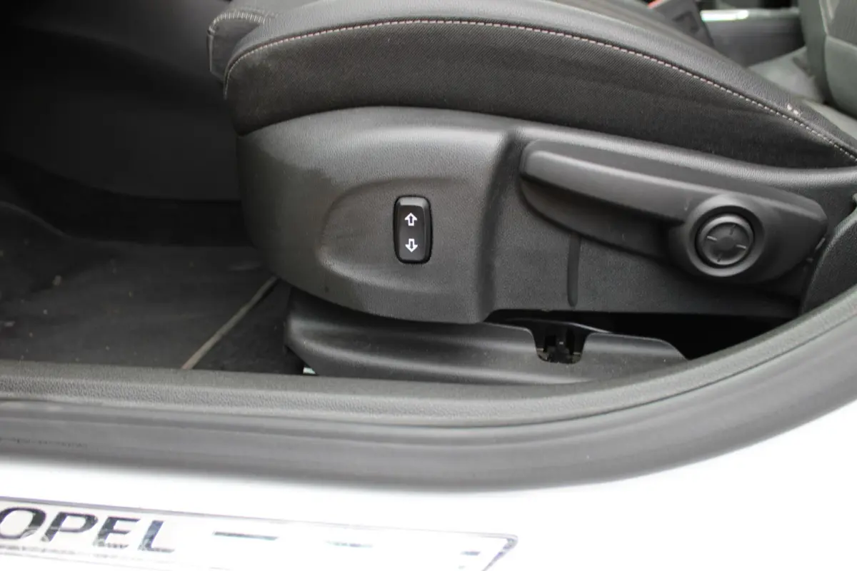 1.2 Design & Tech, Camera, Voor + achter Pdc, App connect, Clima, Dode hoek Detectie, Navi, Cruise, Comfort stoelen, 16 inch Lmv.