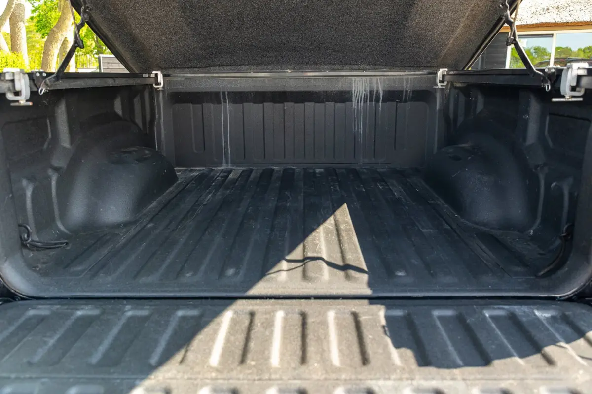 1500 5.7 V8 4x4 Crew Cab Rebel Panoramadak I Leder zwart rood I Camera I Nieuwe banden I LPG I Luchtvering I Trekhaak