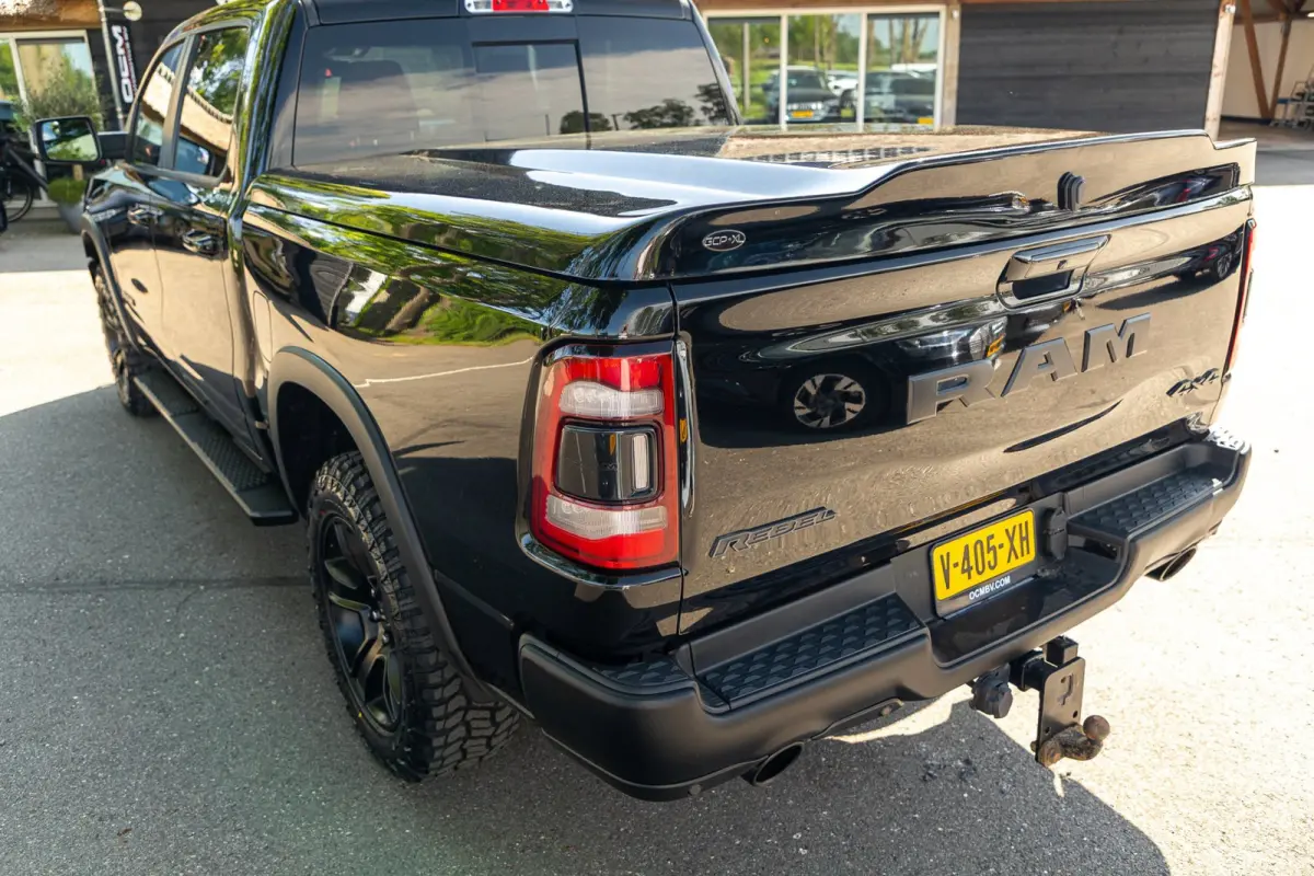 1500 5.7 V8 4x4 Crew Cab Rebel Panoramadak I Leder zwart rood I Camera I Nieuwe banden I LPG I Luchtvering I Trekhaak