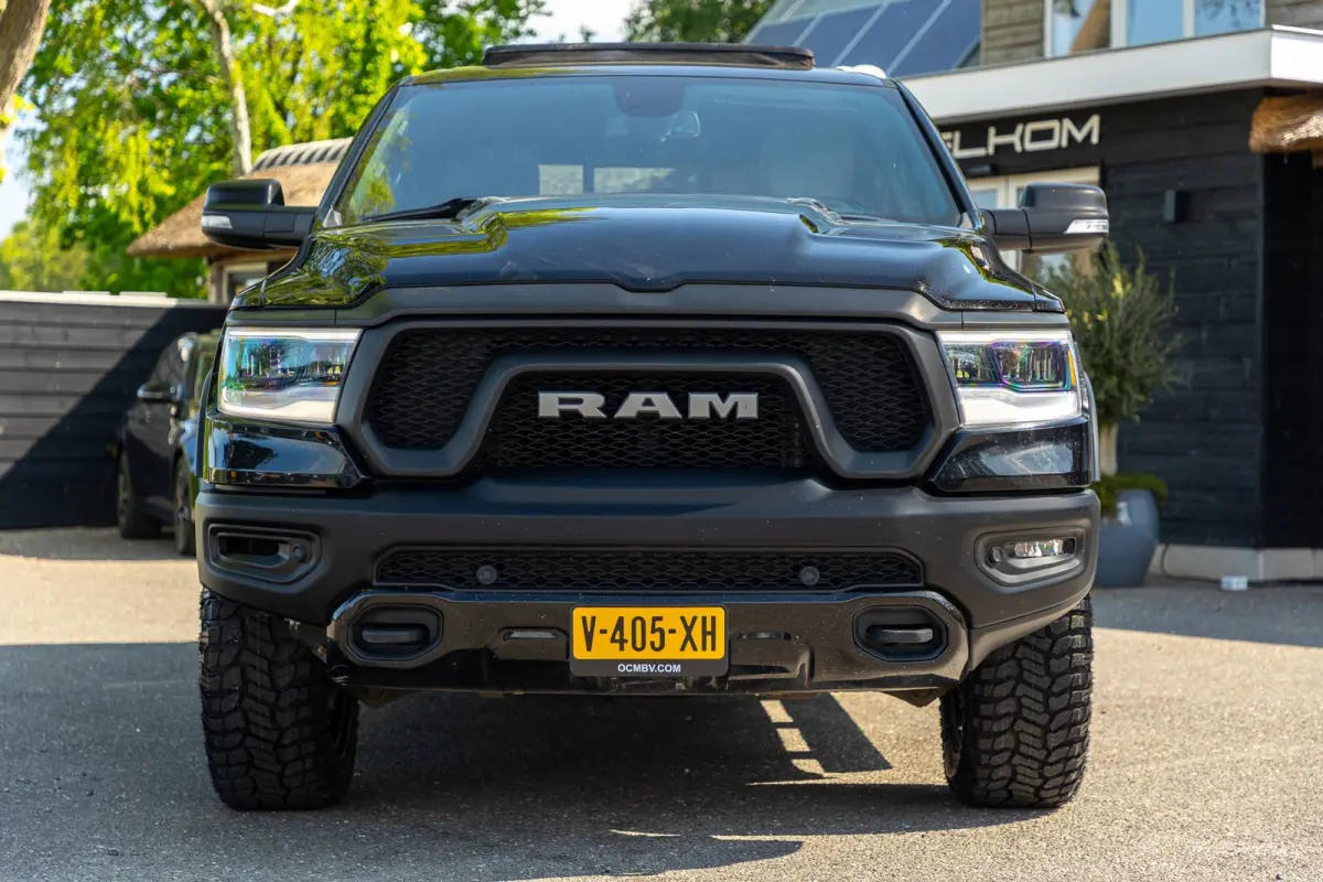 1500 5.7 V8 4x4 Crew Cab Rebel Panoramadak I Leder zwart rood I Camera I Nieuwe banden I LPG I Luchtvering I Trekhaak