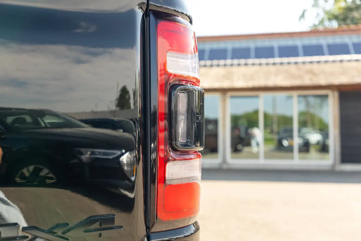 1500 5.7 V8 4x4 Crew Cab Rebel Panoramadak I Leder zwart rood I Camera I Nieuwe banden I LPG I Luchtvering I Trekhaak
