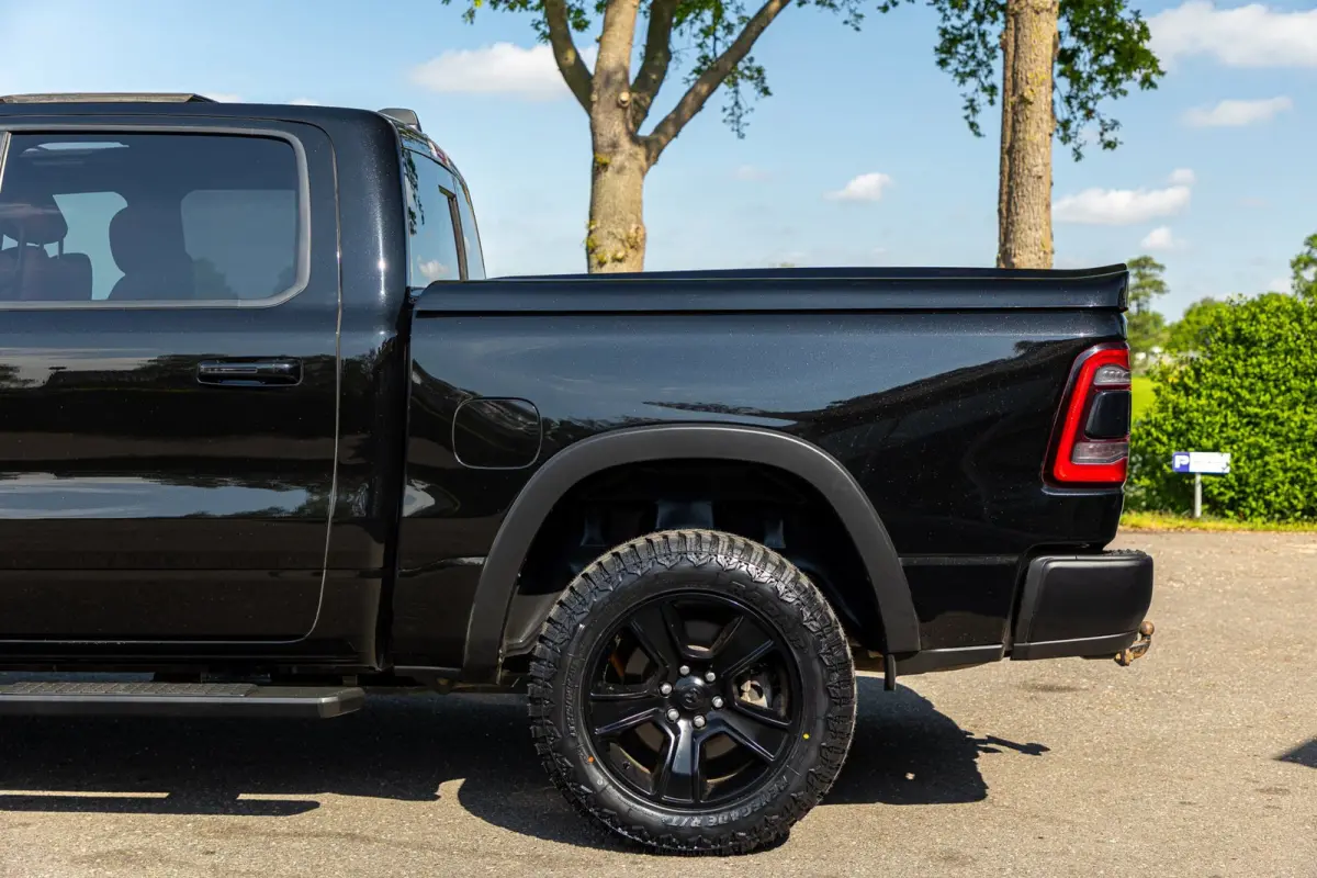 1500 5.7 V8 4x4 Crew Cab Rebel Panoramadak I Leder zwart rood I Camera I Nieuwe banden I LPG I Luchtvering I Trekhaak