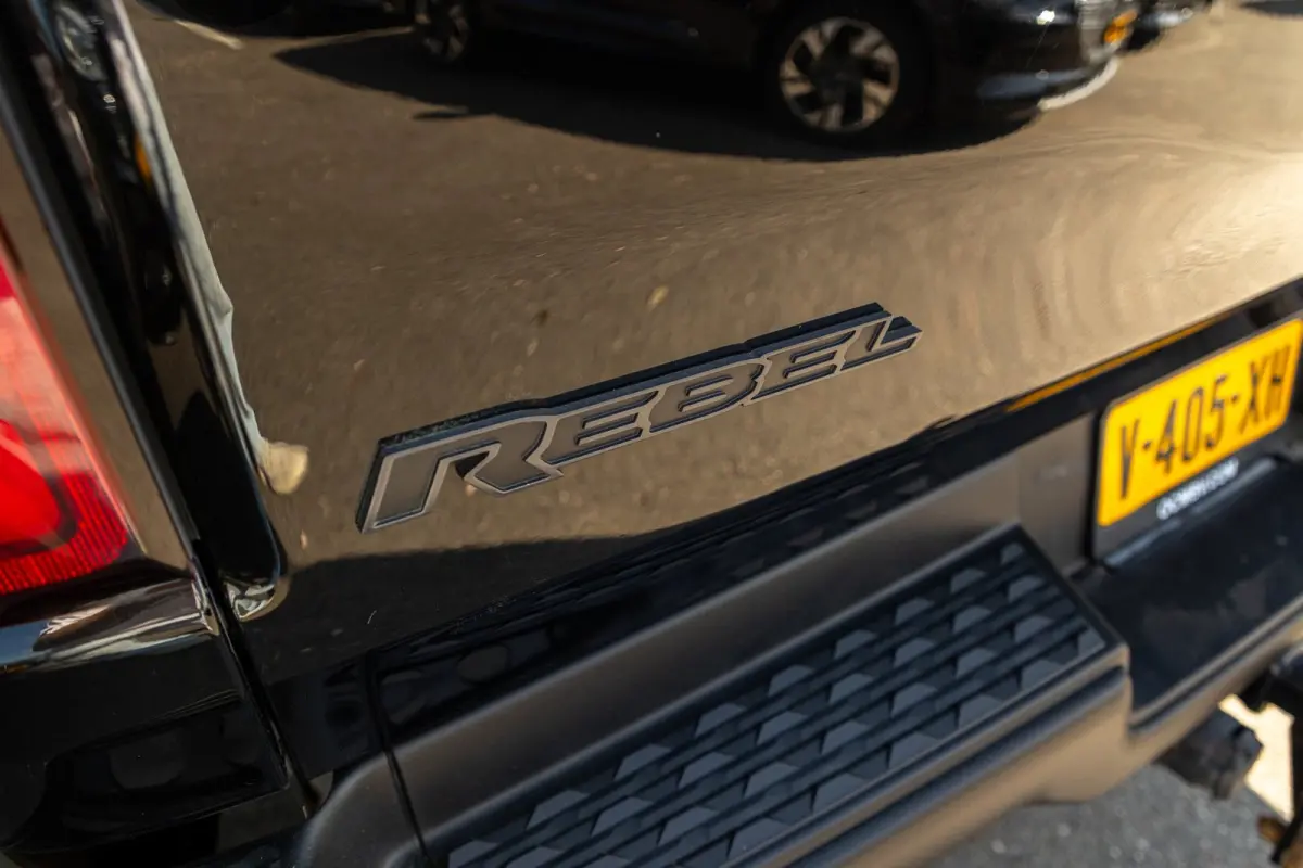 1500 5.7 V8 4x4 Crew Cab Rebel Panoramadak I Leder zwart rood I Camera I Nieuwe banden I LPG I Luchtvering I Trekhaak