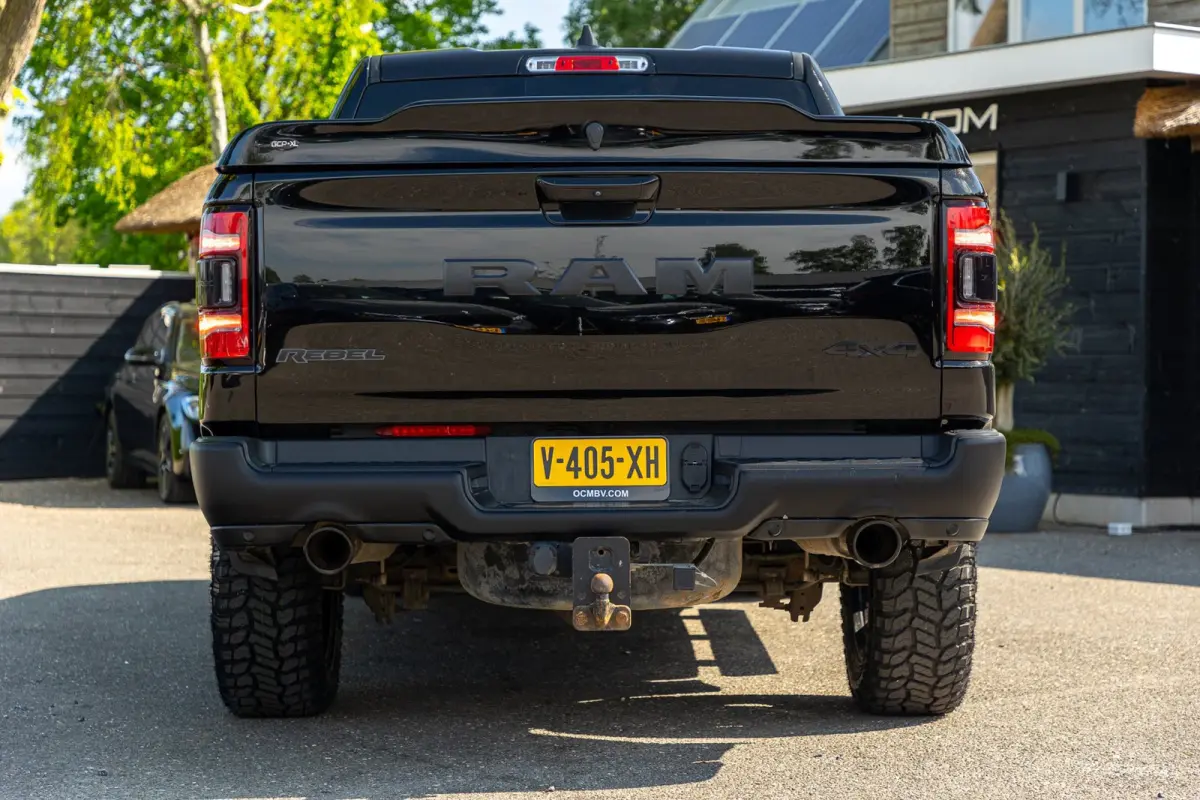 1500 5.7 V8 4x4 Crew Cab Rebel Panoramadak I Leder zwart rood I Camera I Nieuwe banden I LPG I Luchtvering I Trekhaak