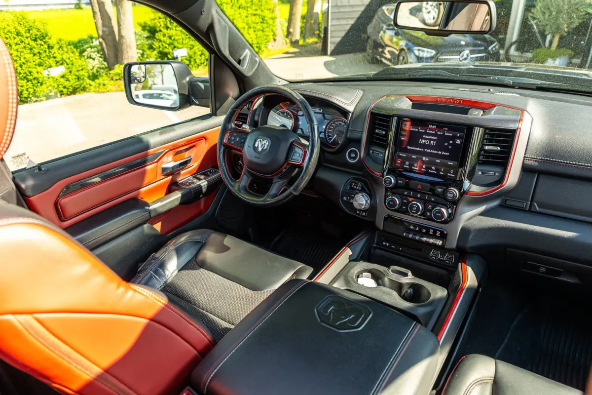 1500 5.7 V8 4x4 Crew Cab Rebel Panoramadak I Leder zwart rood I Camera I Nieuwe banden I LPG I Luchtvering I Trekhaak