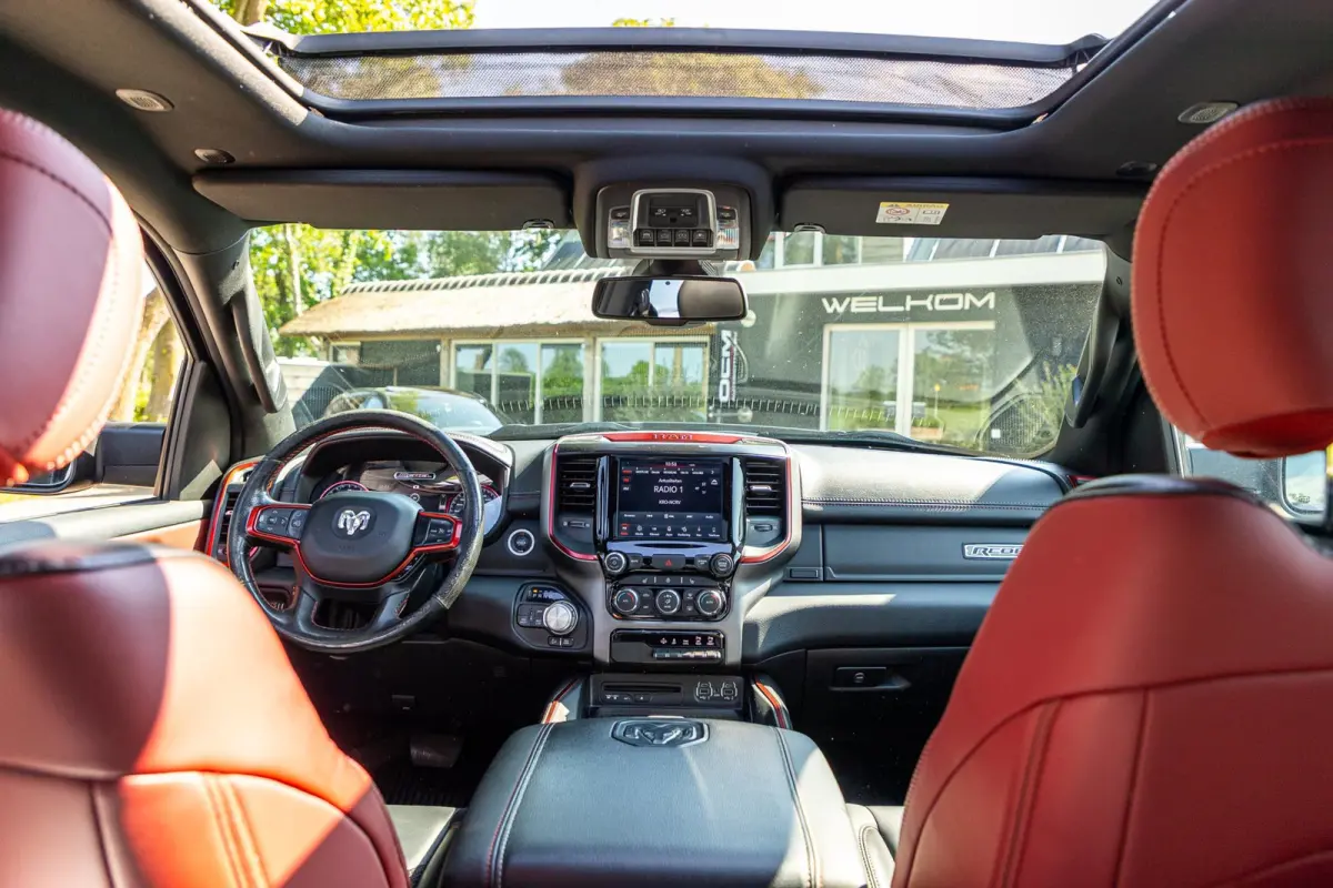 1500 5.7 V8 4x4 Crew Cab Rebel Panoramadak I Leder zwart rood I Camera I Nieuwe banden I LPG I Luchtvering I Trekhaak