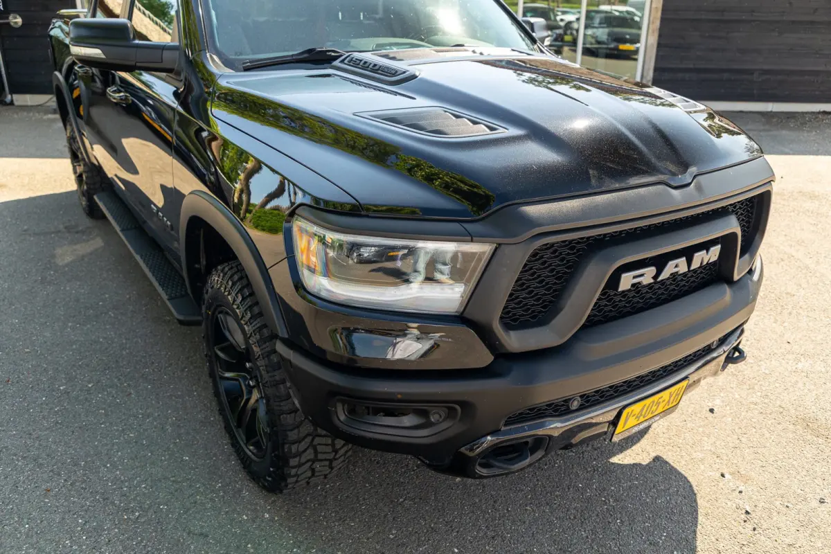 1500 5.7 V8 4x4 Crew Cab Rebel Panoramadak I Leder zwart rood I Camera I Nieuwe banden I LPG I Luchtvering I Trekhaak