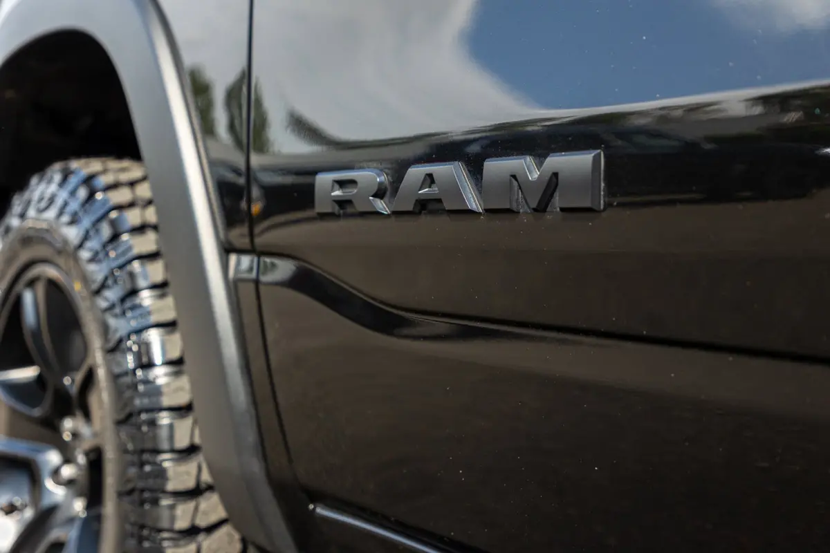 1500 5.7 V8 4x4 Crew Cab Rebel Panoramadak I Leder zwart rood I Camera I Nieuwe banden I LPG I Luchtvering I Trekhaak