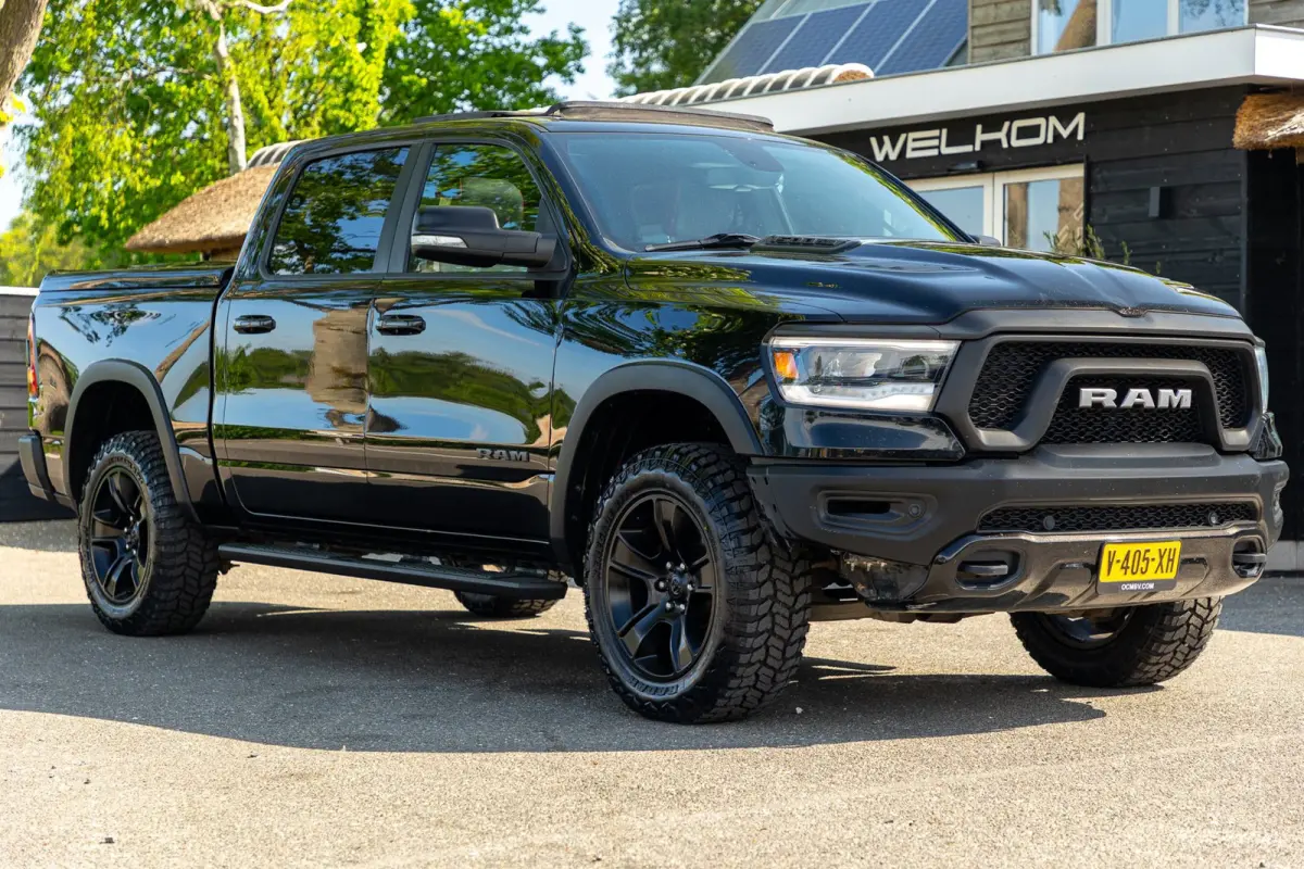 1500 5.7 V8 4x4 Crew Cab Rebel Panoramadak I Leder zwart rood I Camera I Nieuwe banden I LPG I Luchtvering I Trekhaak