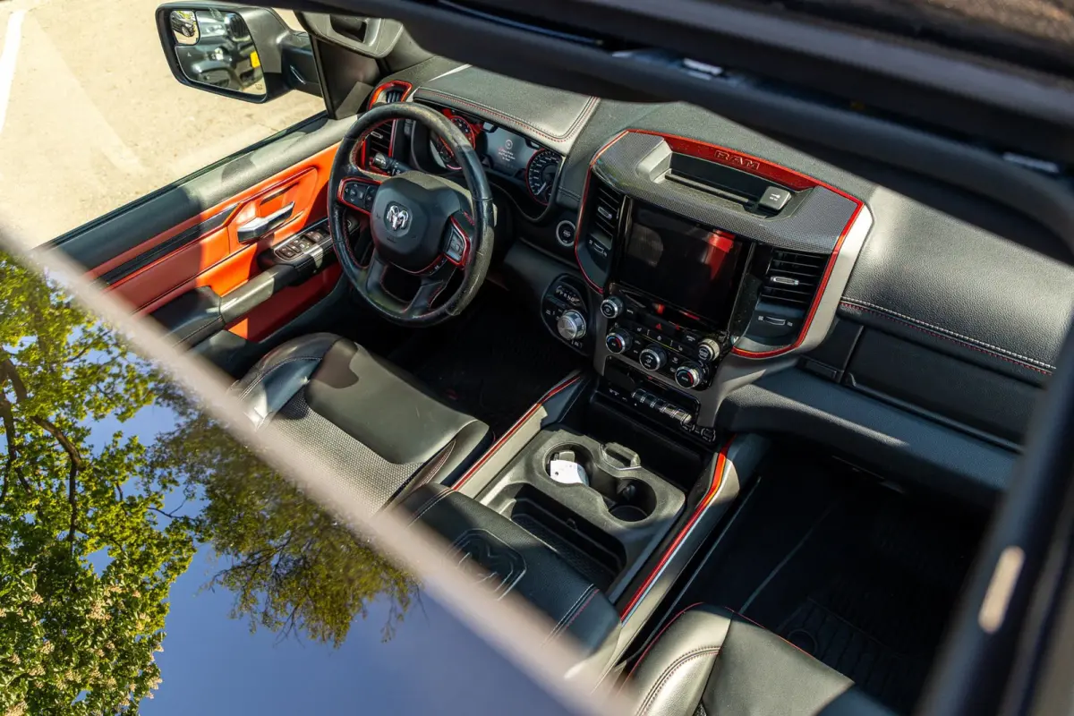 1500 5.7 V8 4x4 Crew Cab Rebel Panoramadak I Leder zwart rood I Camera I Nieuwe banden I LPG I Luchtvering I Trekhaak