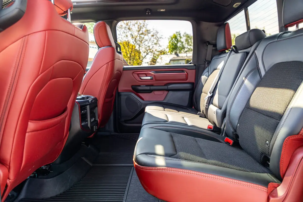 1500 5.7 V8 4x4 Crew Cab Rebel Panoramadak I Leder zwart rood I Camera I Nieuwe banden I LPG I Luchtvering I Trekhaak