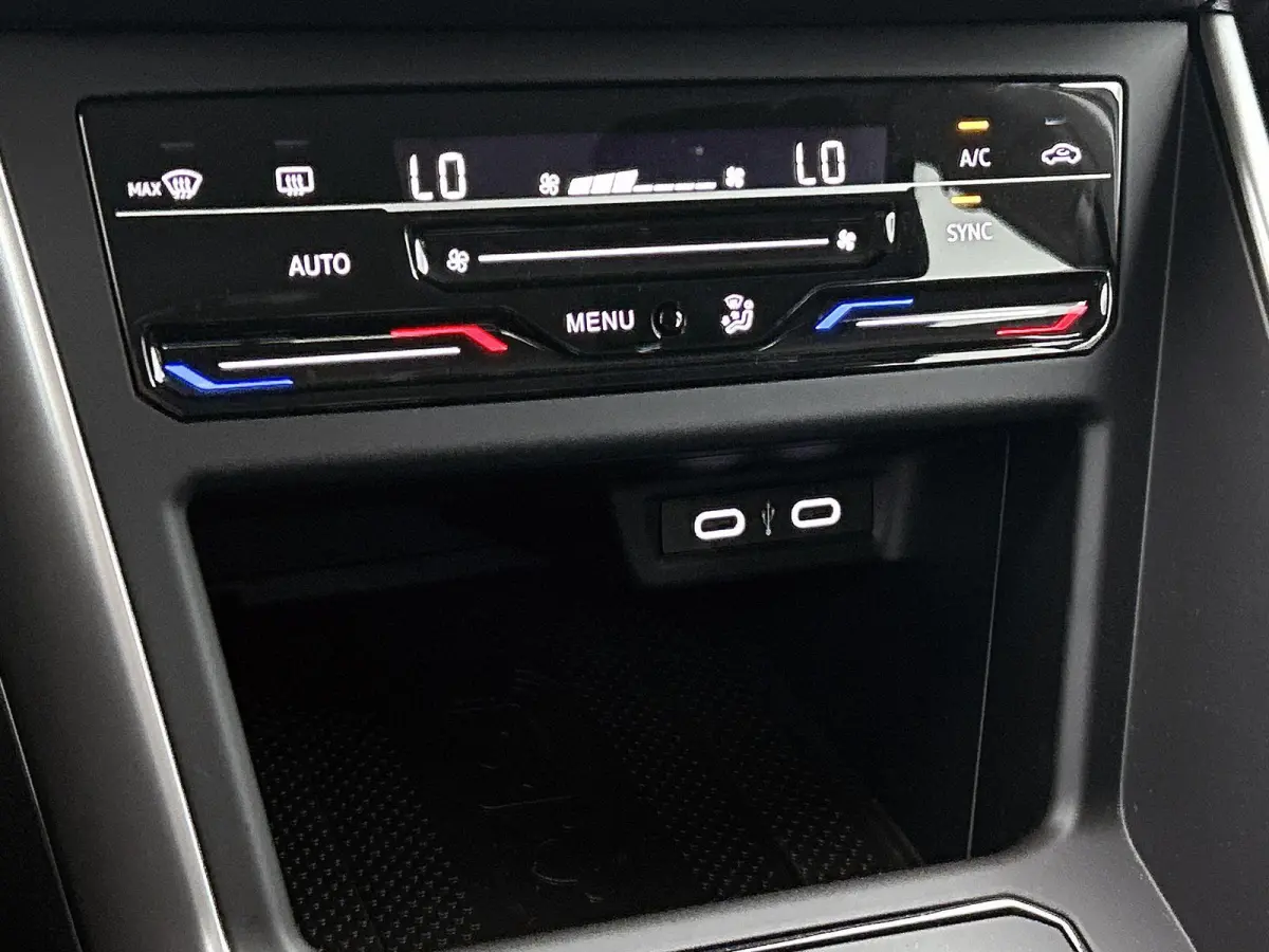 1.0 TSI Life Edition 95 PK | Achteruitrij camera | Climate control | Apple Carplay | Parkeersensoren achter | Navigatie | 15" Lichtmetalen velgen | LED koplampen | Android Auto | Telefoon dr