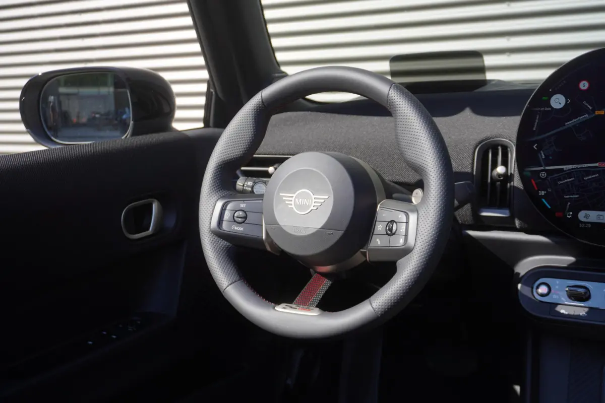 S John Cooper Works Uitvoering | Pakket XL | 18" JCW Lap Spoke 2-tone | HIFI System Harman Kardon | MINI Head-Up Display | Comfort Access