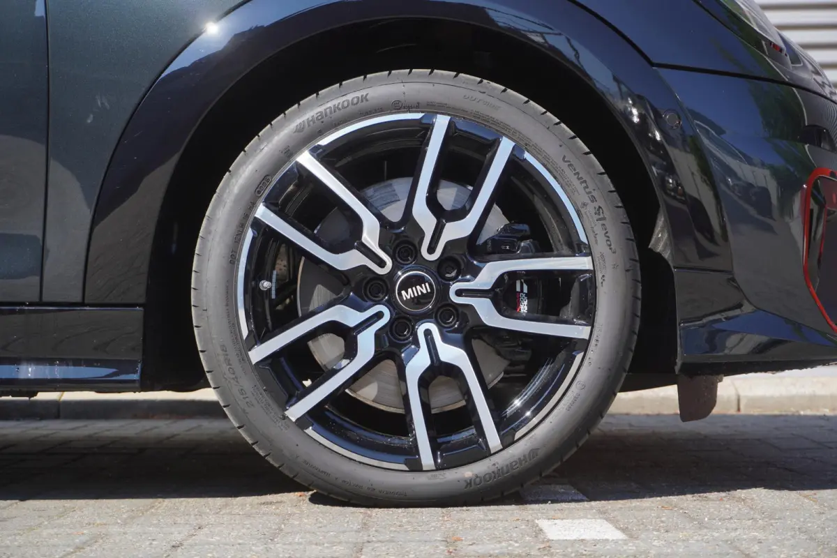 S John Cooper Works Uitvoering | Pakket XL | 18" JCW Lap Spoke 2-tone | HIFI System Harman Kardon | MINI Head-Up Display | Comfort Access