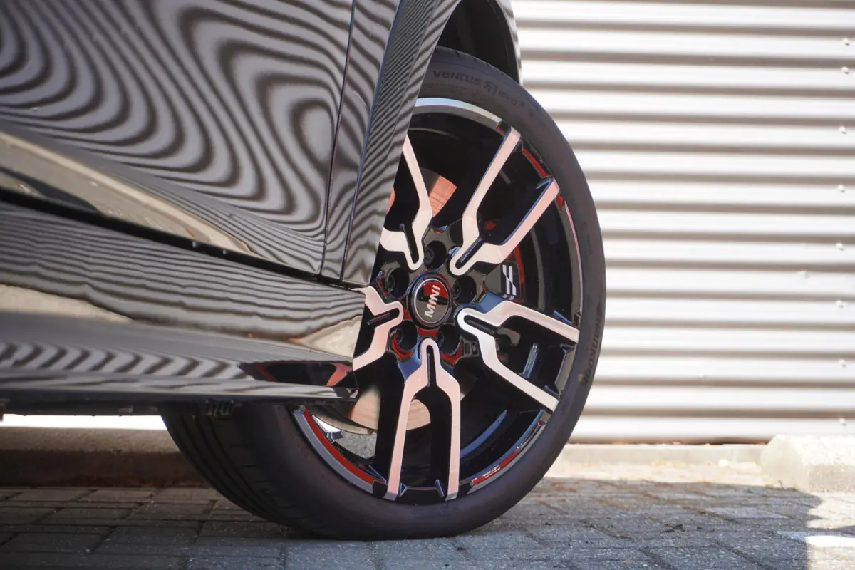 S John Cooper Works Uitvoering | Pakket XL | 18" JCW Lap Spoke 2-tone | HIFI System Harman Kardon | MINI Head-Up Display | Comfort Access