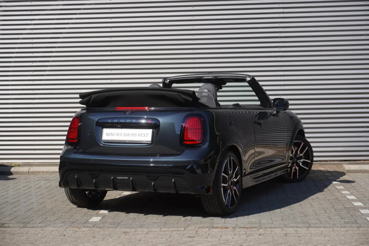 S John Cooper Works Uitvoering | Pakket XL | 18" JCW Lap Spoke 2-tone | HIFI System Harman Kardon | MINI Head-Up Display | Comfort Access