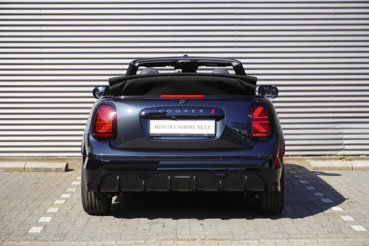 S John Cooper Works Uitvoering | Pakket XL | 18" JCW Lap Spoke 2-tone | HIFI System Harman Kardon | MINI Head-Up Display | Comfort Access