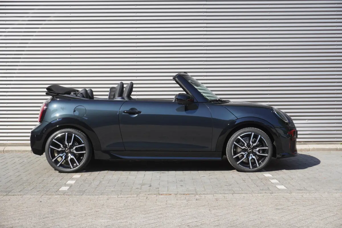 S John Cooper Works Uitvoering | Pakket XL | 18" JCW Lap Spoke 2-tone | HIFI System Harman Kardon | MINI Head-Up Display | Comfort Access