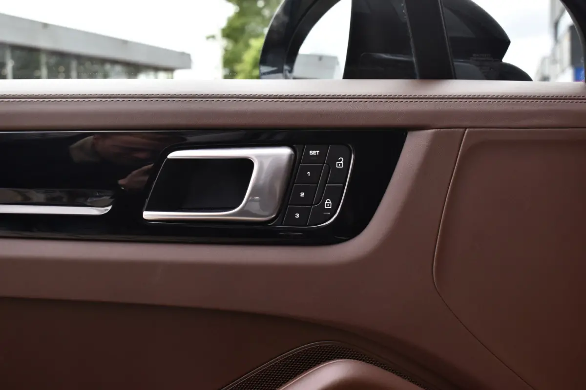 3.0 E-Hybrid Platinum Edition SportDesign | Panorama | Bose | Trekhaak elektr. | Stoelventilatie | 21'' Wielen |