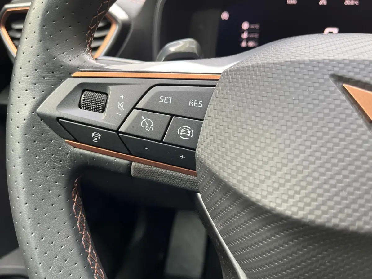1.4 e-Hybrid Business | 18" LM | Climate Control | Adaptive Cruise Control | Draadloze telefoonlader | Navigatie