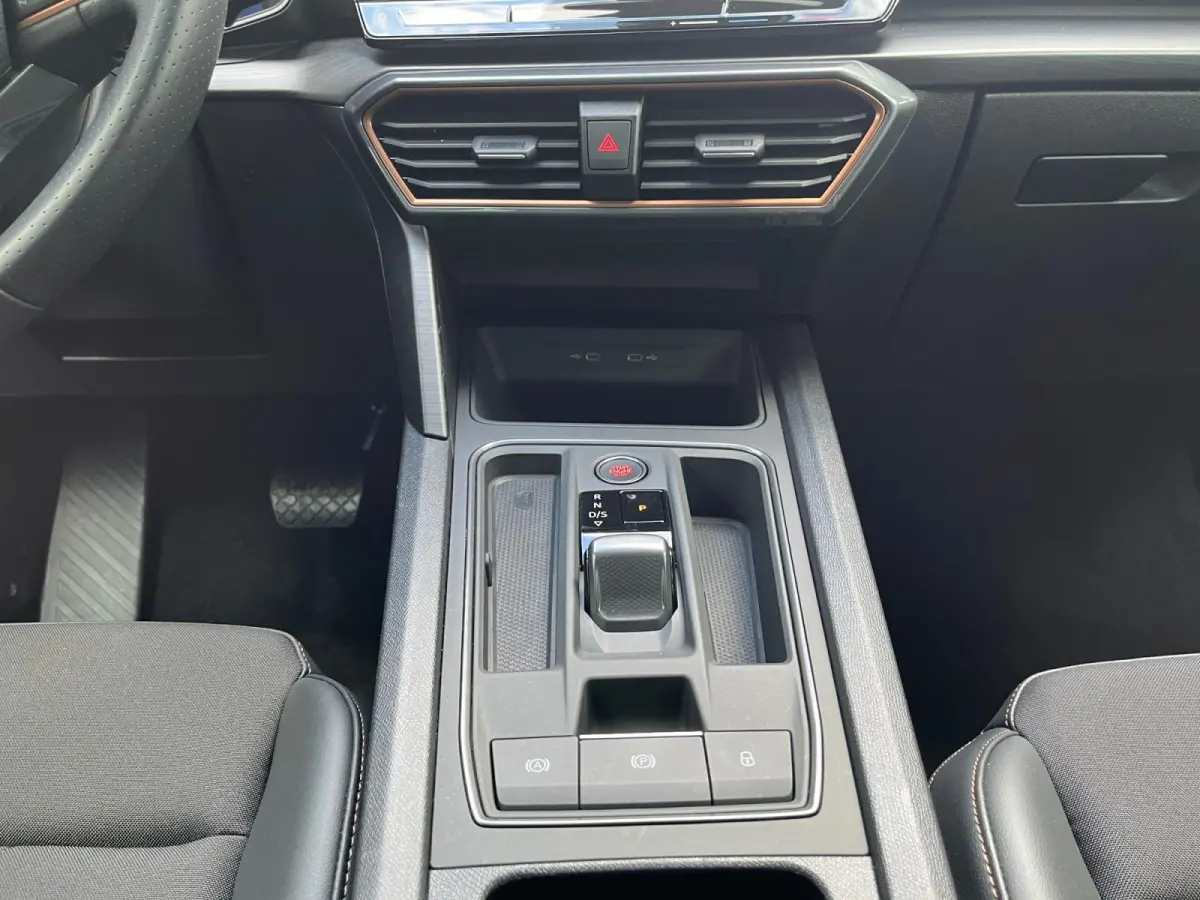 1.4 e-Hybrid Business | 18" LM | Climate Control | Adaptive Cruise Control | Draadloze telefoonlader | Navigatie